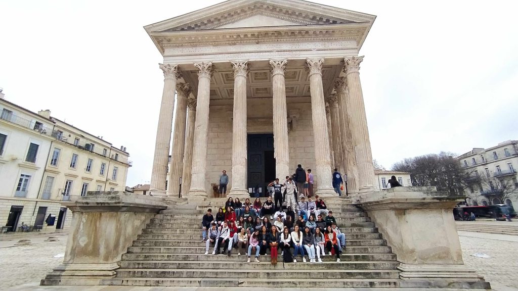 Foto de grupo en Nimes, en La Maison Carrée.