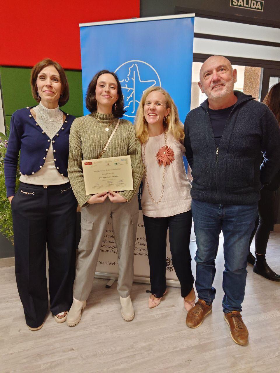 Alba García recibe el primer premio en la Olimpiada Regional de Biología